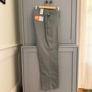 NWT Dockers Me’s 36x32 Stain Defender Khaki Pants Classic Fit Flat Front Gray